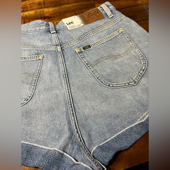 🆕 LEE High Rise Pleated Shorts, NWT - Picture 4 of 11